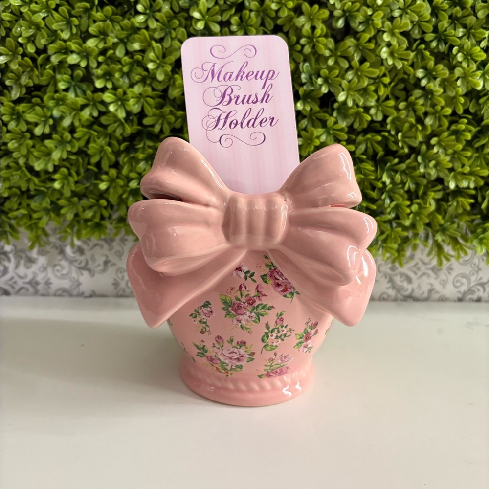 Pink bow brush holder
